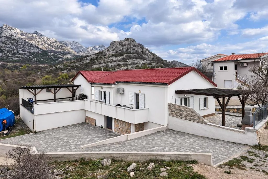 Apartmani Mia Karlobag izvana
